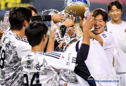 5일 잠실구장에서 열린 두산 베어스와 KIA 타이거즈의 경기. 10회말 2사 1,3루 두산 김민석 끝내기 안타로 연패를 끊은 조성환 감독이 물세례를 받고 있다. 잠실=박재만 기자 pjm@sportschosun.com/2025.06.05/