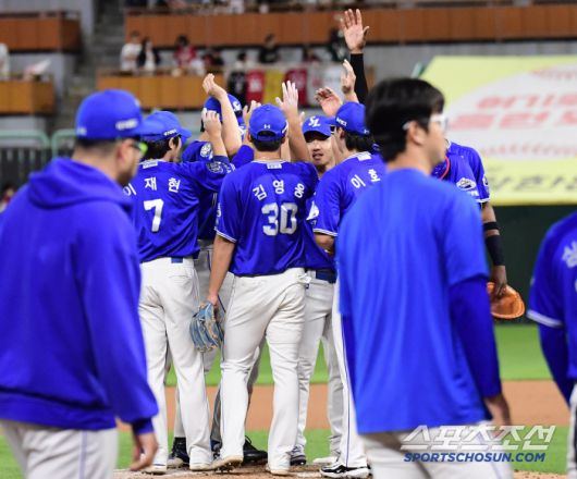 5일 인천 SSG랜더스필드에서 열린 KBO리그 SSG와 삼성의 경기. 삼성이 SSG에 승리했다. 경기 종료 후 승리의 기쁨을 나누고 있는 삼성 선수들. 인천=송정헌 기자songs@sportschosun.com/2025.06.05/