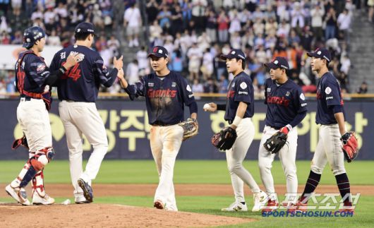 7일 잠실구장에서 열린 두산과 롯데의 경기. 롯데가 두산에 승리했다. 경기 종료 후 승리의 기쁨을 나누고 있는 롯데 선수들. 잠실=송정헌 기자songs@sportschosun.com/2025.06.07/
