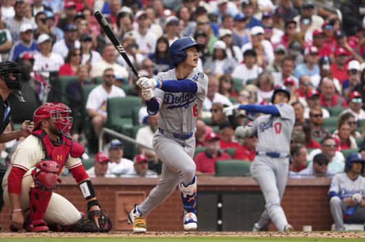 '돌아온 혜성'은 반짝 빛을 뿜었다. 멀티히트에 도루까지 곁들이며 '강한 9번' 역할을 200% 해냈다.   그럼에도 불구하고, LA다저스는 졌다. 9안타-5볼넷에 불구하고 무려 12개의 '잔루파티'가 또 펼쳐지며 심각한 득점력 빈곤현상이 재현된 탓이다. 지난 해 월드시리즈 우승팀답지 않은 무기력한 공격력이다.  김혜성은 8일 새벽(이하 한국시각) 미국 미주리주 세인트루이스의 부시 스타디움에서 열린 2025 메이저리그(MLB) 세인트루이스 카디널스와의 원정경기에 9번 중견수로 선발 출전해 4타수 2안타, 멀티히트에 도루 1개까지 곁들이며 좋은 모습을 보여줬다. 덕분에 김혜성의 시즌 타율은 4할1푼1리로 여전히 4할대를 유지했다.  <저작권자(c) 연합뉴스, 무단 전재-재배포, AI 학습 및 활용 금지>