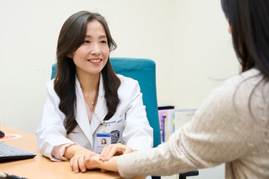 진료 중인 김민희 교수