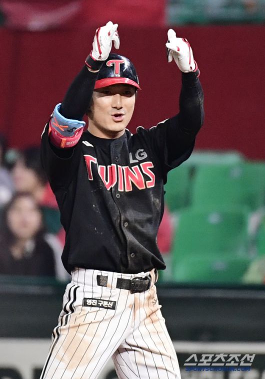 19일 인천 SSG랜더스필드에서 열린 KBO리그 SSG와 LG의 경기. 8회 2타점 적시타 날린 LG 신민재. 인천=송정헌 기자songs@sportschosun.com/2025.04.19/