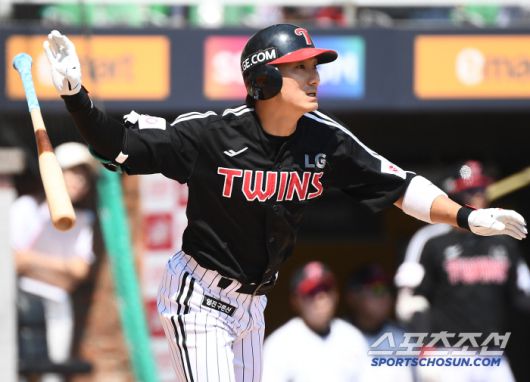 25일 인천 SSG랜더스필드에서 열린 LG-SSG전. 3회초 2사 1루 신민재가 안타를 치고 있다. 있다. 인천=정재근 기자 cjg@sportschosun.com/2025.5.25/