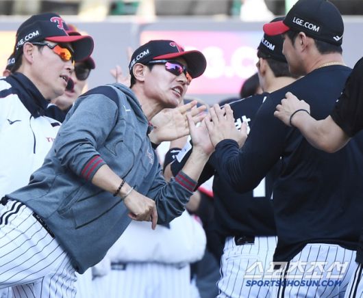 25일 인천 SSG랜더스필드에서 열린 LG-SSG전. LG가 9대3으로 승리했다. 염경엽 감독이 선수들과 하이파이브하고 있다. 인천=정재근 기자 cjg@sportschosun.com/2025.5.25/