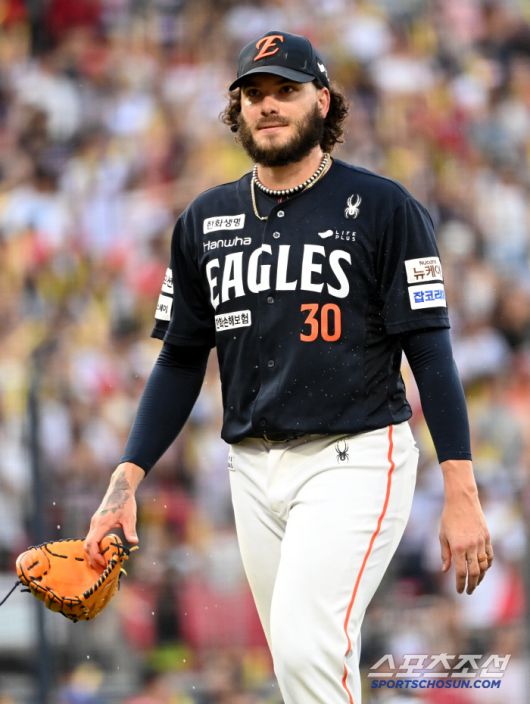 8일 광주 KIA챔피언스필드에서 열린 한화와 KIA의 경기, 6회말 폰세가 마운드를 내려가고 있다. 광주=허상욱 기자wook@sportschosun.com/2025.06.08/
