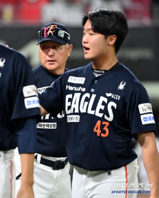 7일 광주KIA챔피언스필드에서 열린 한화와 KIA의 경기,한화가 연장 승부 끝 3대2로 승리했다. 승리의 기쁨을 나누는 김경문 감독과 선수들의 모습.광주=허상욱 기자wook@sportschosun.com/2025.06.07/