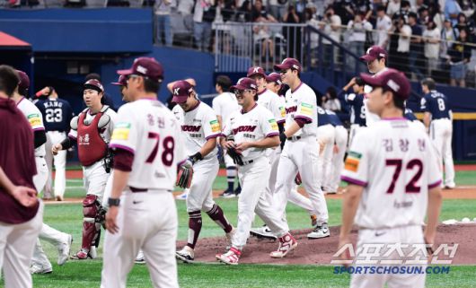 1일 고척돔에서 열린 KBO리그 키움과 두산의 경기. 키움이 두산에 1대 0으로 승리했다. 경기 종료 후 승리의 기쁨을 나누고 있는 키움 선수들. 고척=송정헌 기자songs@sportschosun.com/2025.06.01/