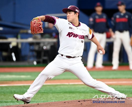 18일 고척스카이돔에서 열린 롯데와 키움의 시범경기, 키움 선발투수 정현우가 역투하고 있다. 고척=허상욱 기자wook@sportschosun.com/2025.03.18/