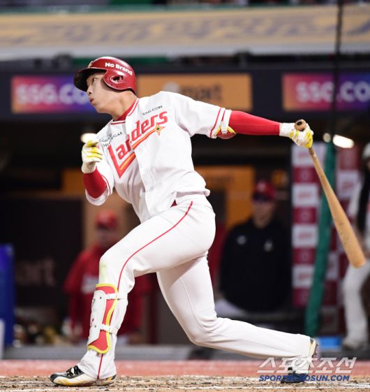 4일 인천 SSG랜더스필드에서 열린 KBO리그 SSG와 삼성의 경기. 타격하는 SSG 석정우. 인천=송정헌 기자songs@sportschosun.com/2025.06.04/