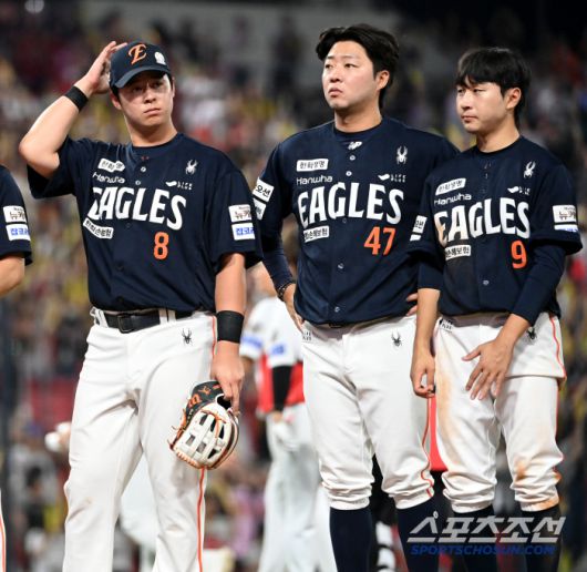 아쉬움 가득한 모습으로 팬들 앞에