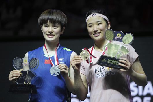 First place winner South Korea's An Se Young, right, celebrates on the podium after defeating China's Wang Zhiyi, left, in their women's singles final match at the Indonesia Open badminton tournament at Istora Stadium in Jakarta, Indonesia, Sunday, June 8, 2025. (AP Photo/Achmad Ibrahim)<저작권자(c) 연합뉴스, 무단 전재-재배포, AI 학습 및 활용 금지>