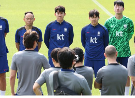 손흥민과 이강인      (파주=연합뉴스) 서명곤 기자 = 8일 파주 국가대표트레이닝센터(NFC)에서 북중미 월드컵 예선 최종전을 앞둔 축구 국가대표팀 손흥민과 이강인이 홍명보 감독의 지시를 듣고 있다.. 2025.6.8