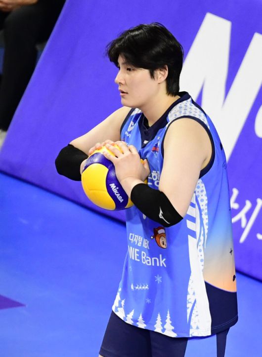 27일 화성 종합실내체육관에서 배구 V리그 여자부 IBK기업은행과 한국도로공사의 경기가 열렸다. 서브 준비하는 IBK기업은행 김희진. 화성=송정헌 기자songs@sportschosun.com/2024.12.27/