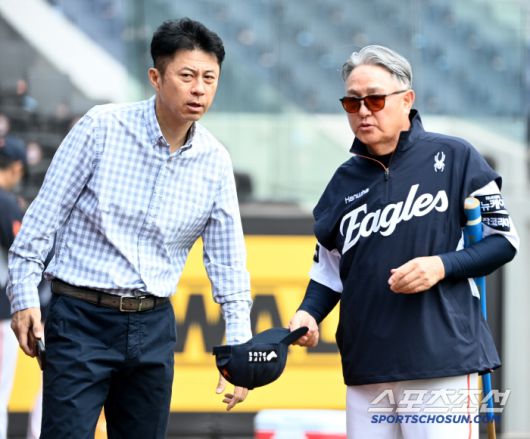 3일 대전 한화생명볼파크에서 열린 KT와 한화의 경기, 한화 손혁 단장과 김경문 감독이 이야기를 나누고 있다. 대전=허상욱 기자wook@sportschosun.com/2025.06.03/