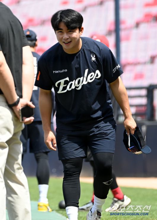 7일 광주KIA챔피언스필드에서 열린 한화와 KIA의 경기, 문현빈이 이범호 감독에게 인사를 하고 있다. 광주=허상욱 기자wook@sportschosun.com/2025.06.07/