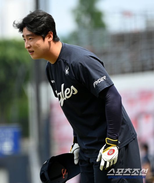 8일 광주 KIA챔피언스필드에서 열린 한화와 KIA의 경기, 이진영이 KIA 선수단에 인사를 하고 있다. 광주=허상욱 기자wook@sportschosun.com/2025.06.08/