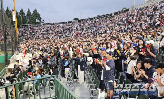 22일 부산 사직야구장에서 열린 KBO리그 롯데와 LG의 경기. 주중 3연전 모두 매진을 기록한 사직구장. 롯데를 응원하는 야구팬들. 부산=송정헌 기자songs@sportschosun.com/2025.05.22/