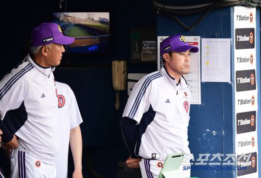 8일 잠실구장에서 열린 두산과 롯데의 경기. 경기 지켜보는 두산 조성환 감독대행. 잠실=송정헌 기자songs@sportschosun.com/2025.06.08/