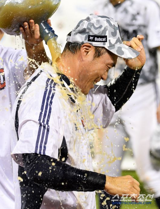 5일 잠실구장에서 열린 두산 베어스와 KIA 타이거즈의 경기. 10회말 2사 1,3루 두산 김민석 끝내기 안타로 연패를 끊은 조성환 감독이 물세례를 받고 있다. 잠실=박재만 기자 pjm@sportschosun.com/2025.06.05/