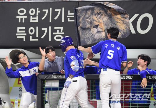 10일 광주 기아챔피언스필드에서 열린 KBO리그 KIA와 삼성의 경기. 7회초 삼성 박병호가 KIA 네일을 상대로 솔로홈런을 날렸다. 동료들의 축하를 받고 있는 박병호. 광주=송정헌 기자songs@sportschosun.com/2025.06.10/