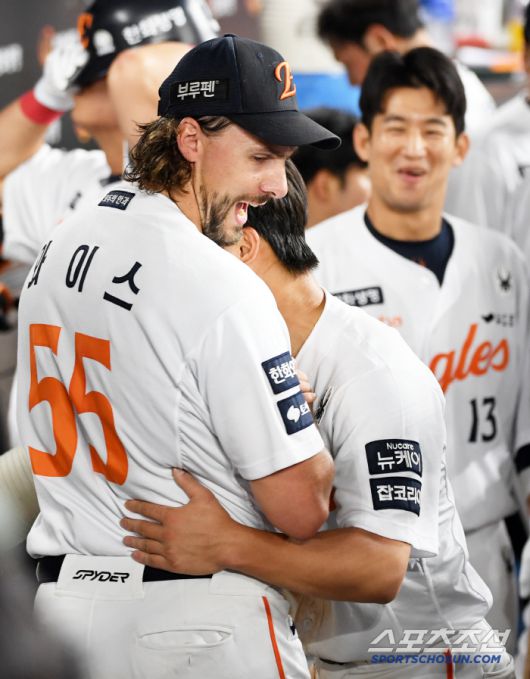10일 대전 한화생명볼파크에서 열린 한화 이글스와 두산 베어스의 경기. 7이닝 무실점 호투를 펼친 한화 와이스가 동료들과 포옹을 하고 있다. 대전=박재만 기자 pjm@sportschosun.com/2025.06.10/