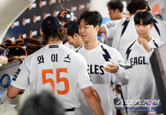 10일 대전 한화생명볼파크에서 열린 한화 이글스와 두산 베어스의 경기. 7이닝 무실점 호투를 펼친 한화 와이스가 동료들과 포옹을 하고 있다. 대전=박재만 기자 pjm@sportschosun.com/2025.06.10/