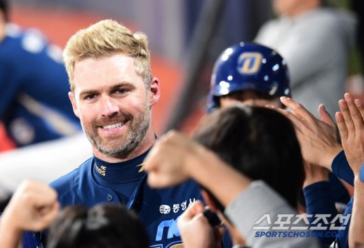 10일 수원 케이티위즈파크에서 열린 KBO리그 KT와 NC의 경기. 8회 NC 데이비슨이 투런 홈런을 날렸다. 기념 사진을 찍고 있는 데이비슨. 수원=송정헌 기자songs@sportschosun.com/2025.04.10/