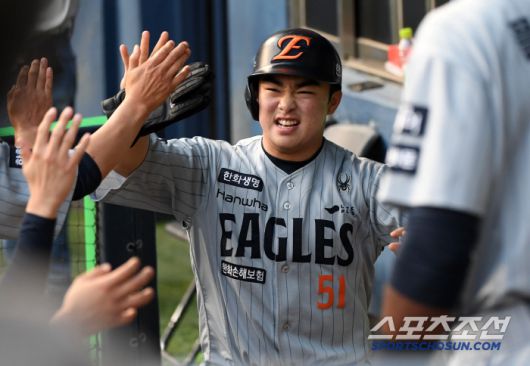 28일 잠실구장에서 열린 LG 트윈스와 한화 이글스의 경기. 3회초 2사 2루 한화 노시환 적시타 때 문현빈이 득점을 올리고 있다. 잠실=박재만 기자 pjm@sportschosun.com/2025.05.28/