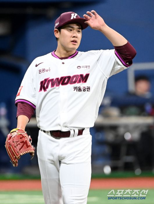 18일 고척스카이돔에서 열린 롯데와 키움의 시범경기, 키움 선발투수 정현우가 1회초 투구를 마치고 더그아웃으로 향하고 있다. 고척=허상욱 기자wook@sportschosun.com/2025.03.18/