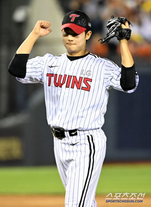 29일 잠실야구장에서 열린 한화와 LG의 경기, 9회초 LG 김영우가 경기를 승리로 끝낸 후 기뻐하고 있다. 잠실=허상욱 기자wook@sportschosun.com/2025.05.29/