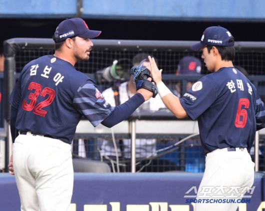 8일 잠실구장에서 열린 두산과 롯데의 경기. 6회 투구를 마치고 동료들과 하이파이브를 나누는 롯데 선발 감보아. 잠실=송정헌 기자songs@sportschosun.com/2025.06.08/