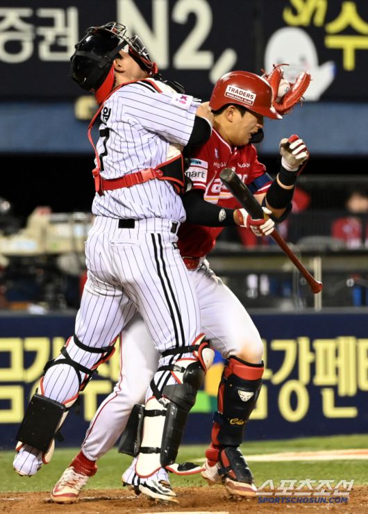 10일 잠실야구장에서 열린 SSG와 LG의 경기, 5회초 1사 1,2루 LG 포수 박동원이 번트를 시도하던 SSG 조형우의 플라이 타구를 잡아내고 있다. 잠실=허상욱 기자wook@sportschosun.com/2025.06.10/