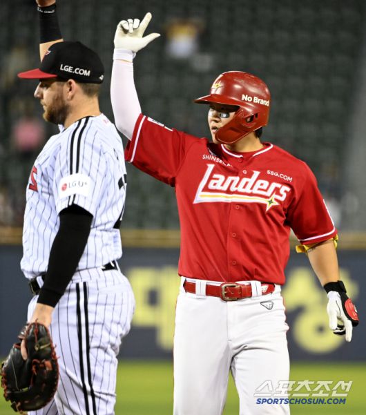 10일 잠실야구장에서 열린 SSG와 LG의 경기, 5회초 2사 1,3루 SSG 김찬형이 1타점 적시타를 치고 기뻐하고 있다. 잠실=허상욱 기자wook@sportschosun.com/2025.06.10/