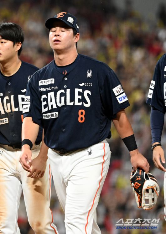 8일 광주 KIA챔피언스필드에서 열린 한화와 KIA의 경기, 연장 10회말 1사 1,2루 한화 노시환이 KIA 고종욱의 땅볼때 2루 악송구를 범하며 끝내기 패배를 당하자 허탈해하고 있다. 광주=허상욱 기자wook@sportschosun.com/2025.06.08/