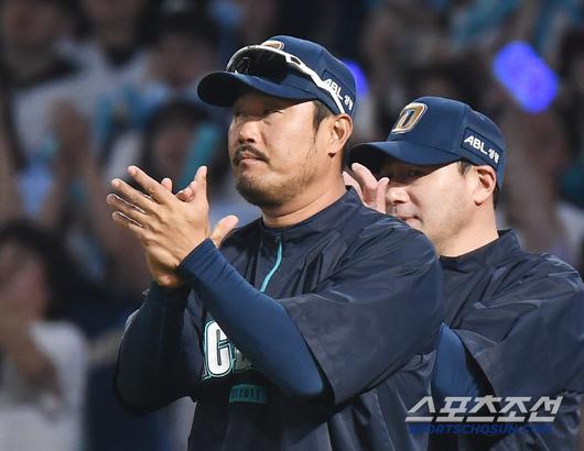 1일 창원 NC파크에서 열린 한화-NC전. NC가 16대5로 승리했다. 이호준 감독이 선수들을 맞이하고 있다. 창원=정재근 기자 cjg@sportschosun.com/2025.6.1/