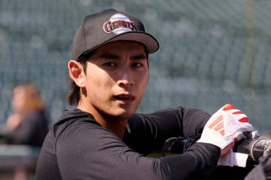 '건강이슈'만 발목을 잡지 않는다면, 샌프란시스코 자이언츠의 이정후는 늘 선발 1옵션이다. 게다가 어느 타순에서든 팀의 영웅 역할을 할 수 있다. 이번엔 '리드오프(1번)'다.   최근 허리쪽 뻐근함 증세로 2경기 연속 선발 제외됐던 이정후가 3경기 만에 선발 라인업에 이름을 올렸다. 허리 상태가 말끔해졌다는 증거다. 밥 멜빈 감독의 입장에서 몸상태가 정상으로 돌아온 이정후를 선발로 쓰지 않을 이유가 없다.  <저작권자(c) 연합뉴스, 무단 전재-재배포, AI 학습 및 활용 금지>