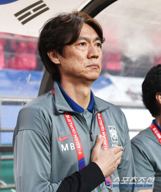 10일 서울월드컵경기장에서 열린 대한민국과 쿠웨이트의 2026년 북중미월드컵 아시아 3차예선 B조 최종전. 홍명보 감독이 국민의례를 하고 있다. 상암=정재근 기자 cjg@sportschosun.com/2025.6.10/