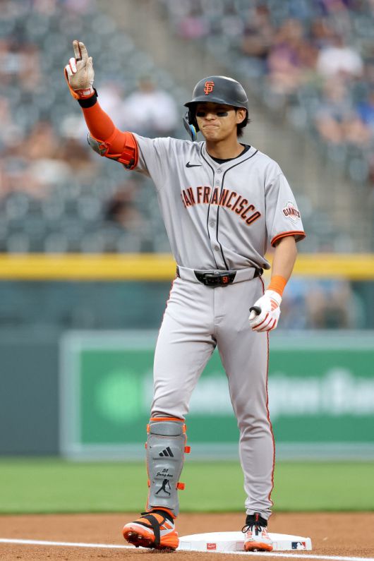 허리 통증에서 돌아온 샌프란시스코 자이언츠의 이정후가 팀의 '승리요정' 역할을 톡톡히 해냈다.   11일 콜로라도와의 원정경기에서 중요한 순간마다 등장하며 임팩트 있는 활약을 했다. 시즌 처음으로 리드오프로 출전해 1회초 선두타자로 3루타를 친 뒤 희생플라이로 선취득점을 올렸다. 또 5-6으로 뒤지던 9회초에는 3루에 있다가 내야 안타 때 홈으로 달려들어 동점 득점을 올렸다.   역전에 성공한 뒤 9회말 수비 때는 내야를 살짝 넘어 떨어지는 타구를 재빨리 달려와 자리잡고 캐치하며 마지막 아웃카운트를 올려 경기를 끝냈다. 샌프란시스코가 역전승을 이뤄내는 길목마다 이정후의 존재감이 빛난 것이다. '승리요정'이라 부를 만 하다.  <저작권자(c) 연합뉴스, 무단 전재-재배포, AI 학습 및 활용 금지>