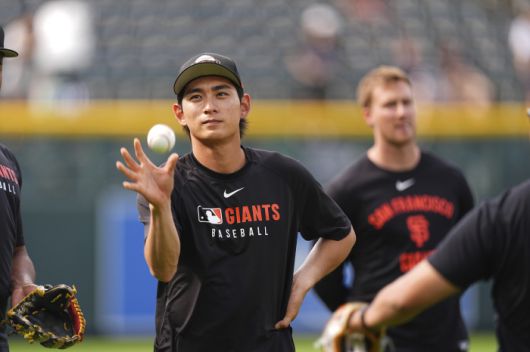 허리 통증에서 돌아온 샌프란시스코 자이언츠의 이정후가 팀의 '승리요정' 역할을 톡톡히 해냈다.   11일 콜로라도와의 원정경기에서 중요한 순간마다 등장하며 임팩트 있는 활약을 했다. 시즌 처음으로 리드오프로 출전해 1회초 선두타자로 3루타를 친 뒤 희생플라이로 선취득점을 올렸다. 또 5-6으로 뒤지던 9회초에는 3루에 있다가 내야 안타 때 홈으로 달려들어 동점 득점을 올렸다.   역전에 성공한 뒤 9회말 수비 때는 내야를 살짝 넘어 떨어지는 타구를 재빨리 달려와 자리잡고 캐치하며 마지막 아웃카운트를 올려 경기를 끝냈다. 샌프란시스코가 역전승을 이뤄내는 길목마다 이정후의 존재감이 빛난 것이다. '승리요정'이라 부를 만 하다.  <저작권자(c) 연합뉴스, 무단 전재-재배포, AI 학습 및 활용 금지>