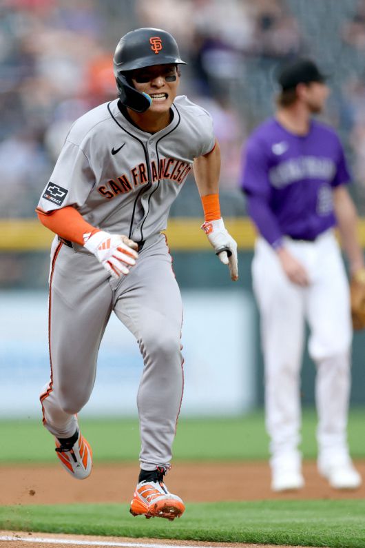 허리 통증에서 돌아온 샌프란시스코 자이언츠의 이정후가 팀의 '승리요정' 역할을 톡톡히 해냈다.   11일 콜로라도와의 원정경기에서 중요한 순간마다 등장하며 임팩트 있는 활약을 했다. 시즌 처음으로 리드오프로 출전해 1회초 선두타자로 3루타를 친 뒤 희생플라이로 선취득점을 올렸다. 또 5-6으로 뒤지던 9회초에는 3루에 있다가 내야 안타 때 홈으로 달려들어 동점 득점을 올렸다.   역전에 성공한 뒤 9회말 수비 때는 내야를 살짝 넘어 떨어지는 타구를 재빨리 달려와 자리잡고 캐치하며 마지막 아웃카운트를 올려 경기를 끝냈다. 샌프란시스코가 역전승을 이뤄내는 길목마다 이정후의 존재감이 빛난 것이다. '승리요정'이라 부를 만 하다.  <저작권자(c) 연합뉴스, 무단 전재-재배포, AI 학습 및 활용 금지>