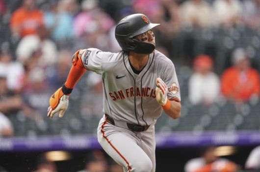 샌프란시스코 쟈이언츠 이정후가 11일(한국시각) 쿠어스필드에서 열린 콜로라도 로키스와의 원정경기에서 1회초 중월 3루타를 터뜨리고 있다. AP연합뉴스