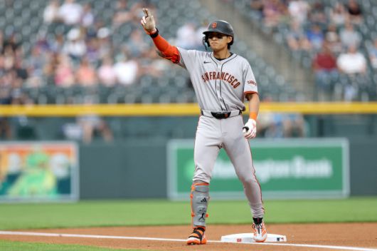 1회초 중월 3루타를 터뜨린 뒤 동료들에게 손짓하고 있는 이정후. AFP연합뉴스