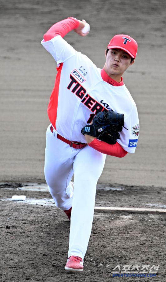 27일 일본 오키나와 킨 스타디움에서 열린 LG와 KIA의 연습경기, KIA 김태형이 역투하고 있다. 오키나와(일본)=허상욱 기자 wook@sportschosun.com/2025.02.27/