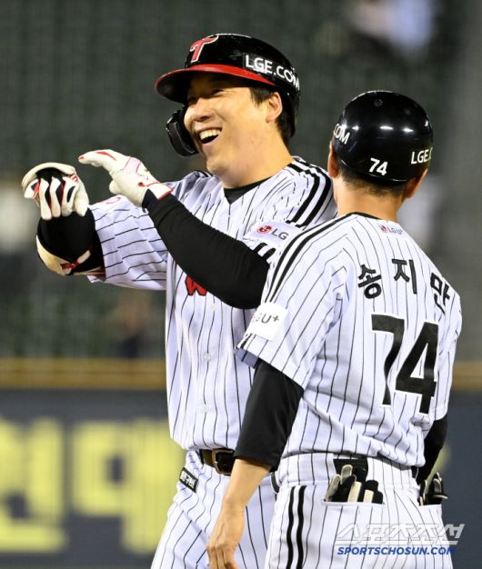 11일 잠실야구장에서 열린 SSG와 LG의 경기, 7회말 1사 3루 김현수가 1타점 적시타를 치고 환호하고 있다. 잠실=허상욱 기자wook@sportschosun.com/2025.06.11/