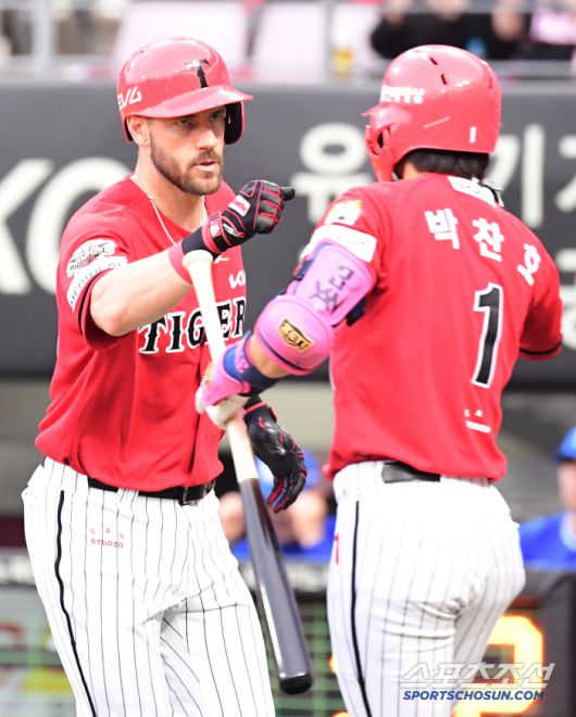 11일 광주 기아챔피언스필드에서 열린 KBO리그 KIA와 삼성의 경기. 2회 선제 솔로홈런을 날린 KIA 위즈덤. 광주=송정헌 기자songs@sportschosun.com/2025.06.11/