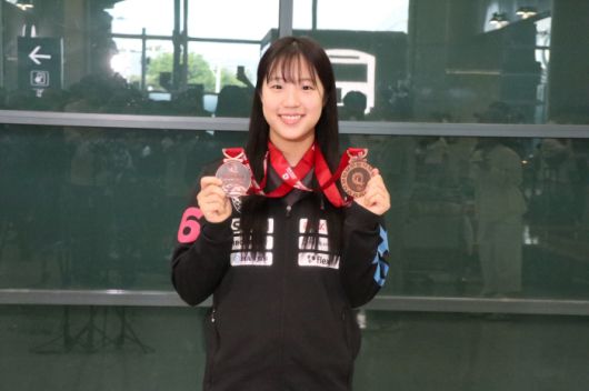 2025 국제탁구연맹(ITTF) 세계선수권대회 혼합복식·여자복식서 각각 동메달을 수확한 한국 탁구 국가대표 신유빈이 26일 인천국제공항을 통해 귀국 후 메달을 들어 보이고 있다. 제공=대한탁구협회