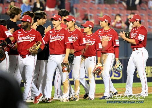 10일 잠실야구장에서 열린 SSG와 LG의 경기, SSG가 6대2로 승리했다. 승리의 기쁨을 나누는 SSG 선수들의 모습. 잠실=허상욱 기자wook@sportschosun.com/2025.06.10/