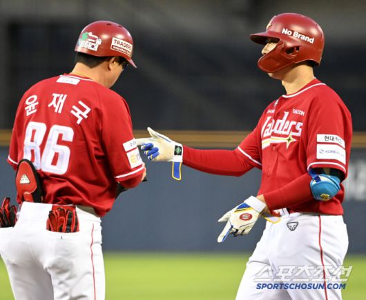 10일 잠실야구장에서 열린 SSG와 LG의 경기, 4회초 SSG 김성욱이 3루 내야안타로 진루하며 기뻐하고 있다. 잠실=허상욱 기자wook@sportschosun.com/2025.06.10/