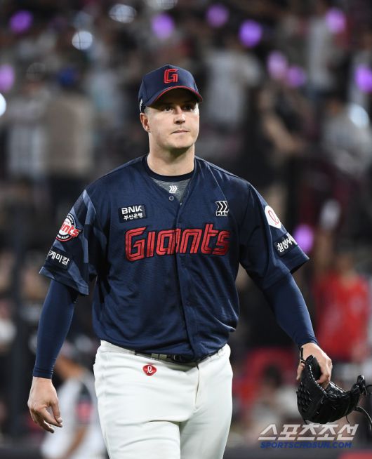 11일 수원 KT위즈파크에서 열린 롯데-KT전. 6회말 1사 후 데이비슨이 마운드를 내려오고 있다. 수원=정재근 기자 cjg@sportschosun.com/2025.6.11/