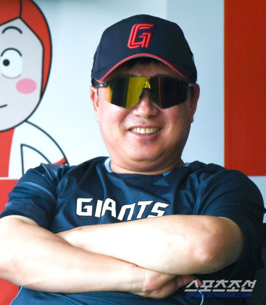 11일 수원 KT위즈파크에서 열린 롯데-KT전. 롯데 김태형 감독이 훈련을 지켜보고 있다. 수원=정재근 기자 cjg@sportschosun.com/2025.6.11/